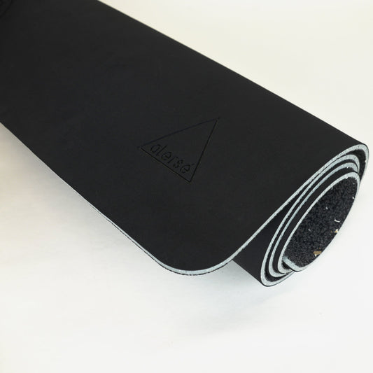 The Elegance in the Simplicity of a Black Yoga Mat - Alerse